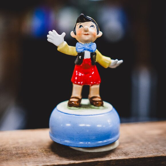 ✨🎭 Disney Pinocchio Figurine – Collectible Resin Hand-Painted Folk Art ✨🎭 - Picture 2 of 9